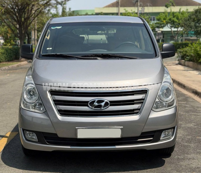 Hyundai Grand Starex 2.5 MT